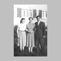 011-1014 1956 in Frankfurt am Main bei Culins. Gisela, Marie-Erika und Eckhard von Frantzius..jpg